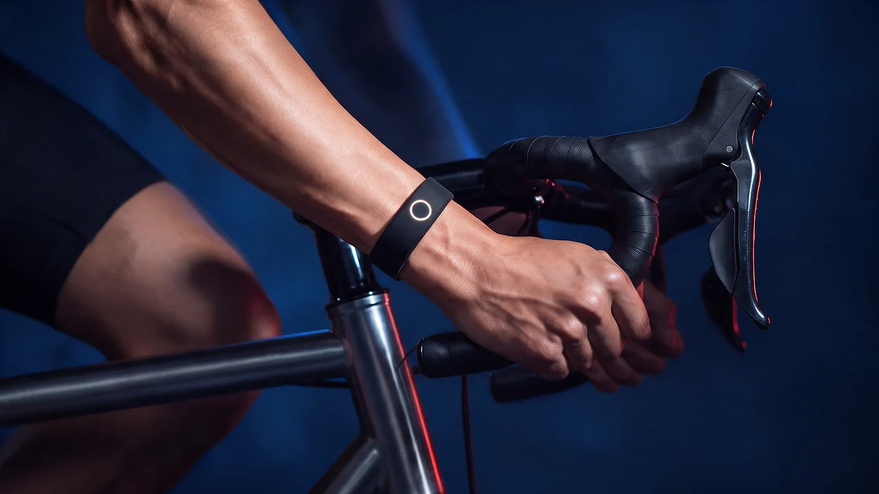 A cyclist wearing Persona Band, Liquid in Carbone Black